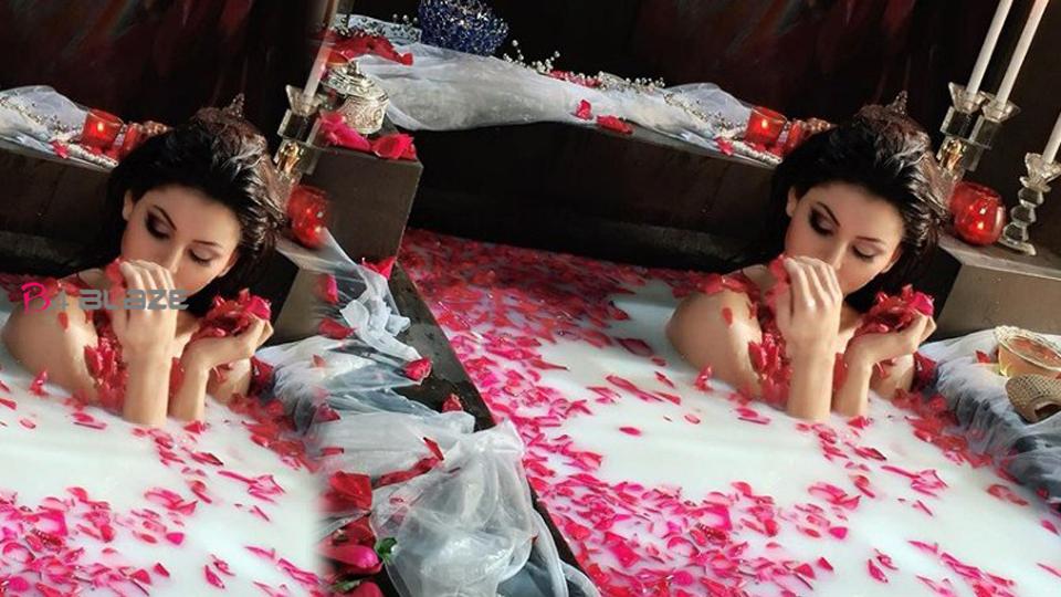 Urvashi Rautela seen in a bathtub filled with milk and rose petals, the photo is going viral