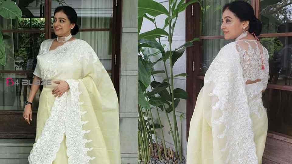 Malavika Jayaram modeling her mother;Parvathy Jayaram in a mass look