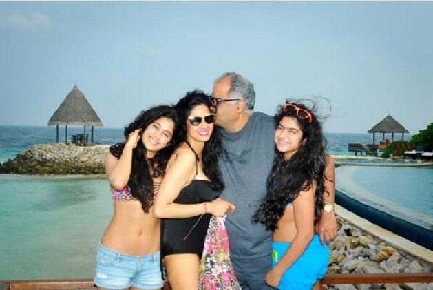 Sridevi-Jhanvi-and-Khushi-Kapoor-in-Bikini-at-Maldives