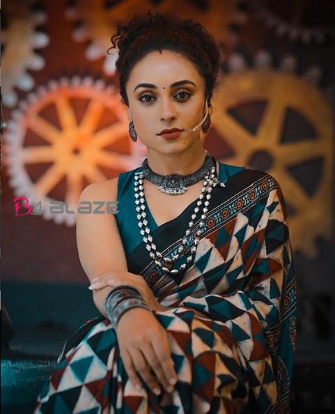 Pearlemaany in Saree 5