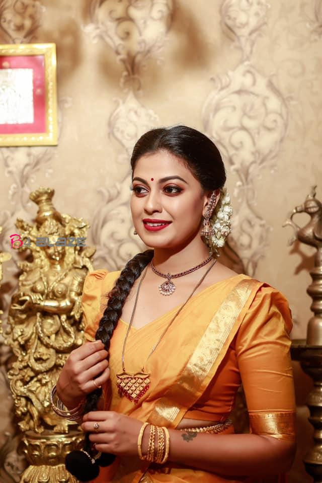 Anusree-shines-in-her-traditional-photoshoot-in-half-saree-1