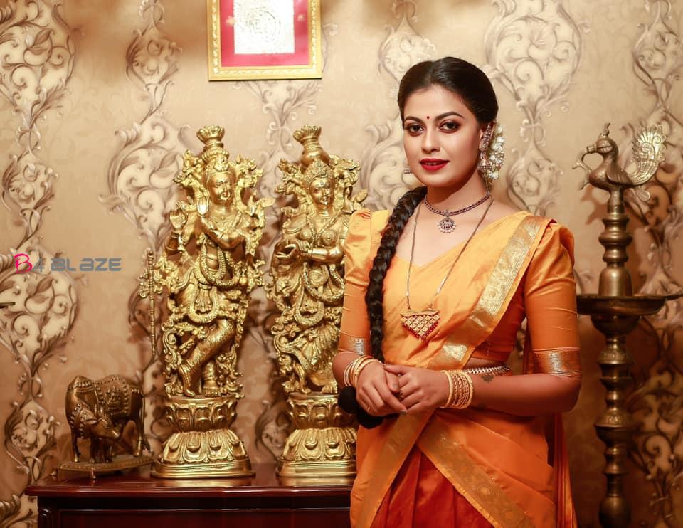Anusree-shines-in-her-traditional-photoshoot-in-half-saree-1