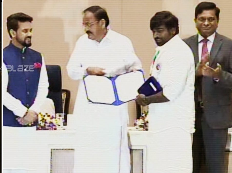 Vijay Sethupathi receiving award