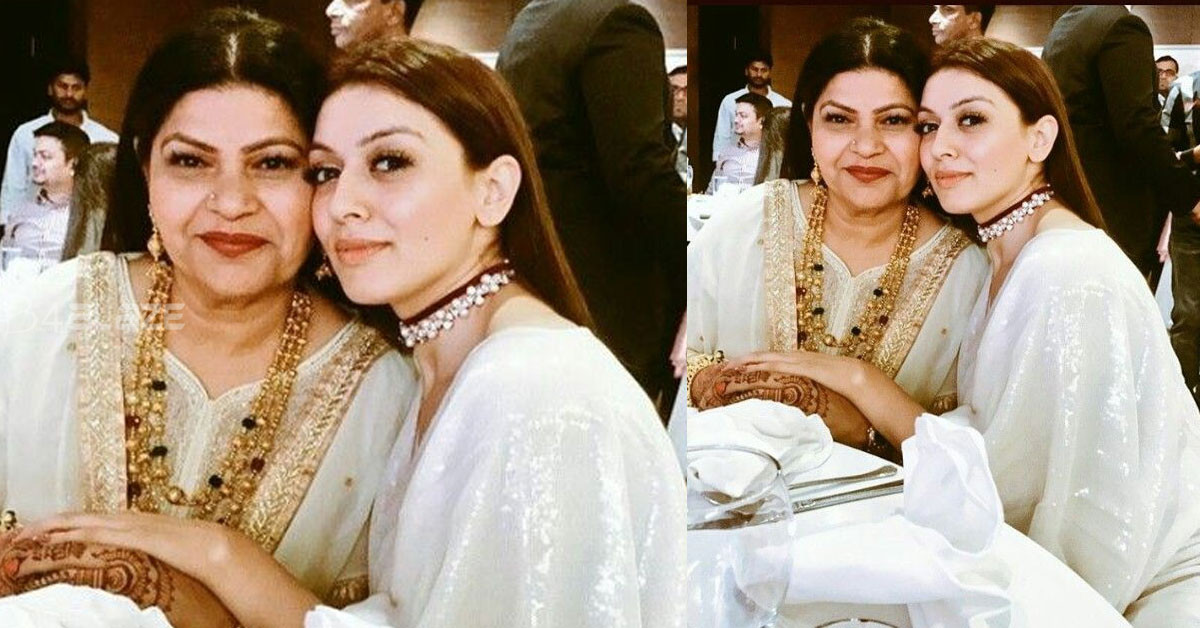 Hansika-with-her-mother1