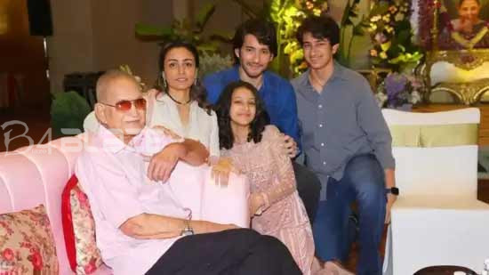 Mahesh-Babu-with-his-family