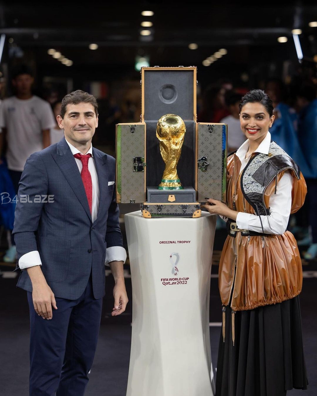 Ranveer over the moon as wife Deepika unveils FIFA trophy - Entertainment -  Dunya News